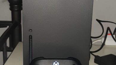 Controle do Xbox Series X sobre superfície escura