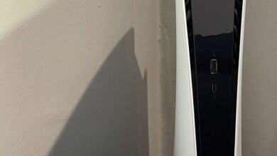 Console PlayStation 5 com o compartimento de expansao SSD aberto