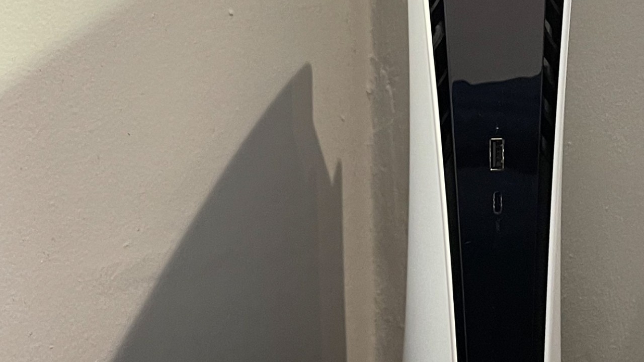 Console PlayStation 5 visto de lado, mostrando as portas frontais