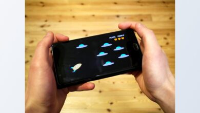 Pessoa jogando em um smartphone