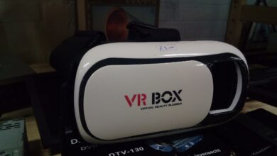Óculos de realidade virtual sobre superfície escura