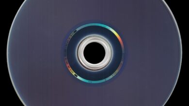 Discos ópticos em close, ilustrando a produção de mídia física para PlayStation 5