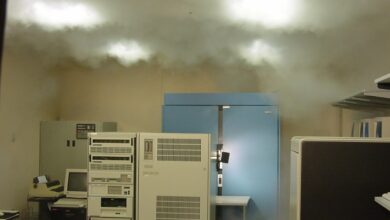 Servidor de dados em rack, com luzes em ambiente escuro