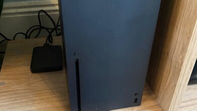 Console Xbox Series X sobre fundo escuro