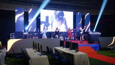 Arena de esports com palco iluminado e plateia